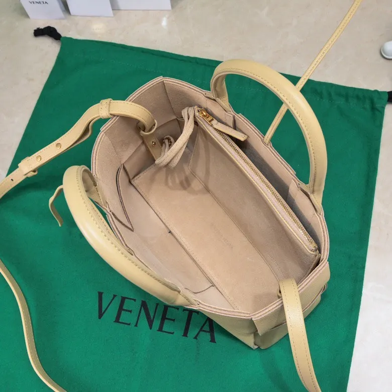 Batch 1460 🔥🔥🔥BV mini tote bag🟡🟡🟡Arco tote finally has a mini version this season. I love this size💯I have always been fond of tote bags because it has no complicated design, is simple and neat, and is easy to match with daily clothes🍒🍒Key point key point! It comes with a detachable shoulder strap, suitable for commuting and casual wear for any occasion👏👏Model number: 9894#, size: 25x16x8cm